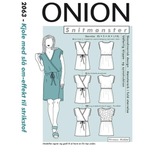 Onion 2063 Kjole med slå om-effekt til strikstof